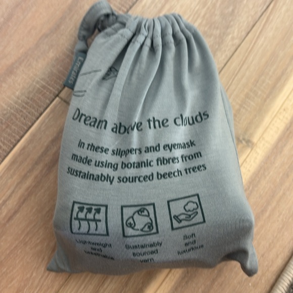 Emirates Gray Slippers and Eyemask Set in Bag First / Business Class Amenity - Picture 2 of 2